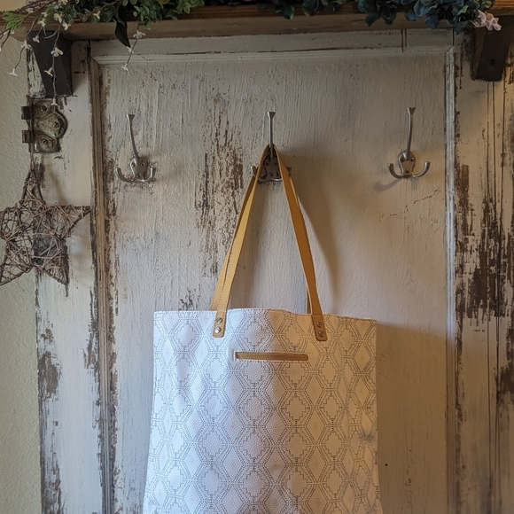 Thirty-One All Around Town Tote Printed Faux Leather with Gold Embroidered R - Picture 4 of 10